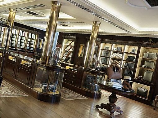 Bourdon House: ������